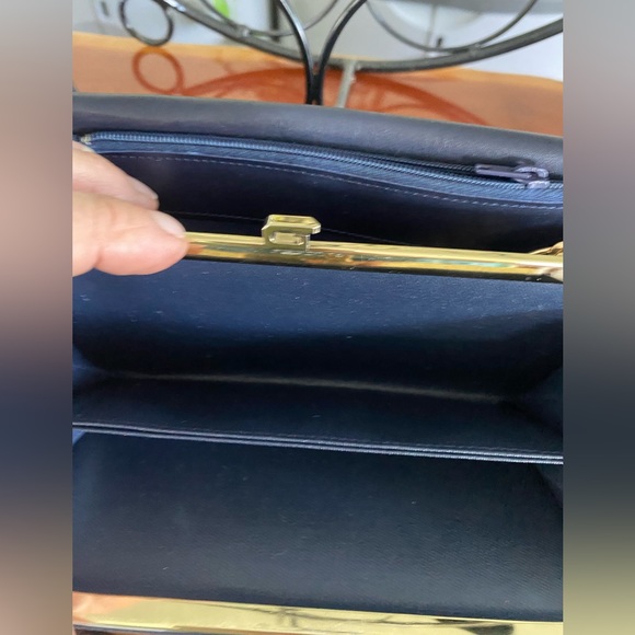 Givency Beautiful Leather Wallet with Box,Dustbag and paperwork - Picture 13 of 16